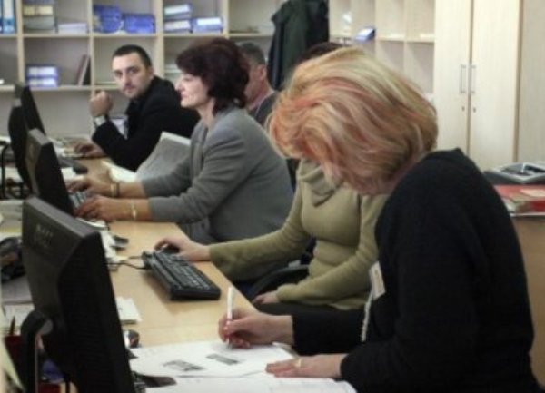 službenici / foto: Blic