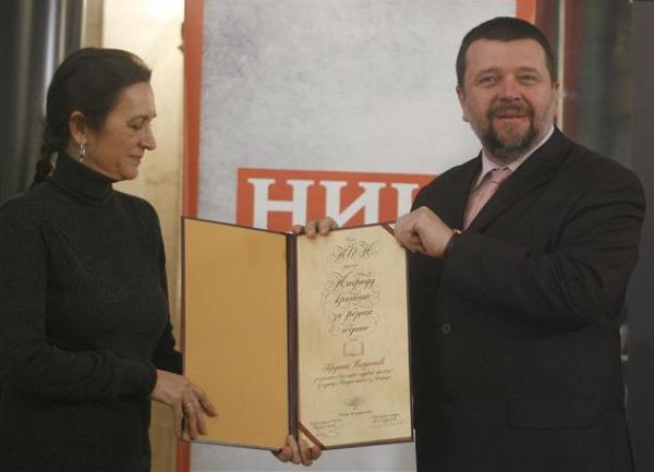 Gordana Ćirjanić prima NIN-ovu nagradu / foto: Tanjug