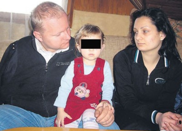 Roditelji Dejan i Danijela s djevojčicom N. O.