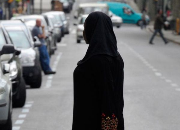 žena u tradicionalnoj muslimanskoj odjeći