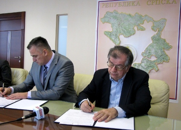Ranko &Scaron;krbić i Nenad Kecmanović potpisuju sporazum