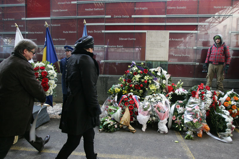 Oko 12.30 sati, s agresorskih položaja na području sela Gornji Mrkovići ispaljen je minobacački projektil kalibra 120 mm, koji je pao na gradsku pijacu Markale, od čije eksplozije je poginulo 67, a teže i lak&scaron;e ranjene 142 osobe/ Foto: DEPO PORTAL
