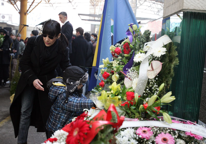 Oko 12.30 sati, s agresorskih položaja na području sela Gornji Mrkovići ispaljen je minobacački projektil kalibra 120 mm, koji je pao na gradsku pijacu Markale, od čije eksplozije je poginulo 67, a teže i lak&scaron;e ranjene 142 osobe/ Foto: DEPO PORTAL