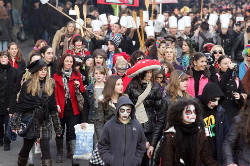 Rasko&scaron;nim performansom i prigodnim govorima, u prisustvu vi&scaron;e stotina građana Sarajeva, otvoren XXVII internacionalni festival Sarajevo 