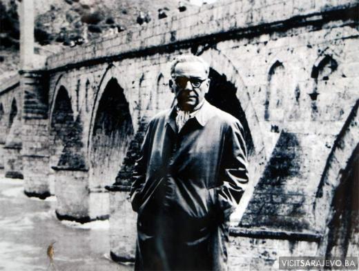 Ivo Andrić ispred mosta