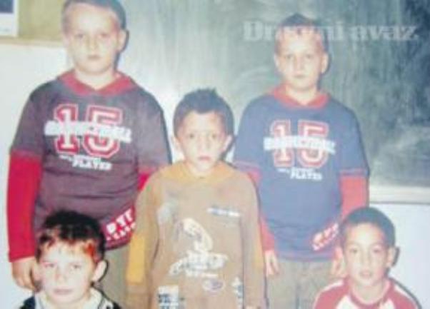 Esnaf Čau&scaron;ević sa &scaron;kolskim drugovima