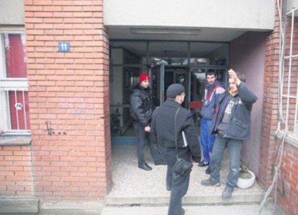 Ispred zgrade u kojoj živi D.M.