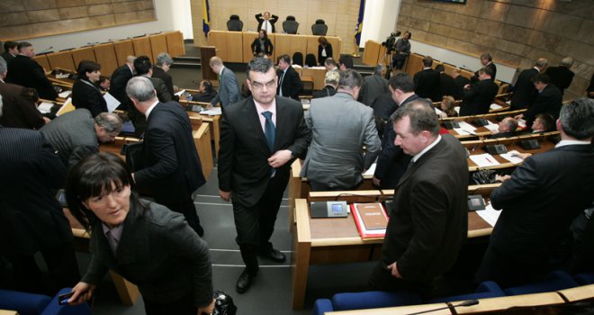 Sjednica će biti odgođena: Parlamentarci još u skupštinskoj sali, čekaju zvaničnu obavijest