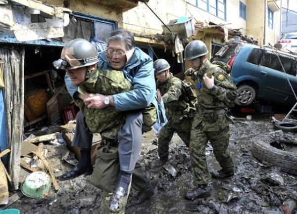 Spasioci u Japanu nakon cunamija