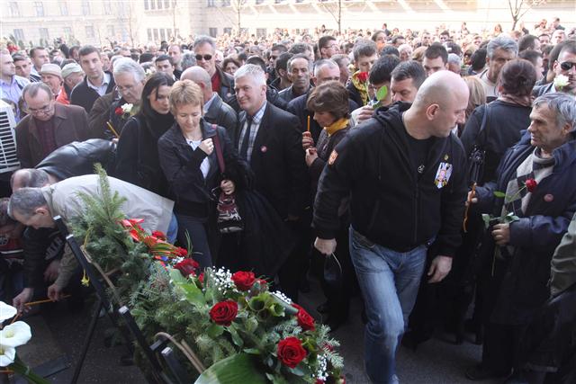 Građani ispred Vlade Srbije polažu vijence i pale svijeće / foto: Tanjug