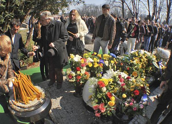 Građani polažu cvijeće na grob Zorana Đinđića / foto: Tanjug