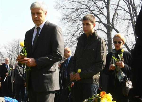 Boris Tadić polaže cvijeće na grob Zorana Đinđića / foto: Tanjug