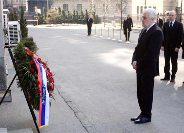 Mirko Cvetković odaje po&scaron;tu Zoranu Đinđiću / foto: Tanjug
