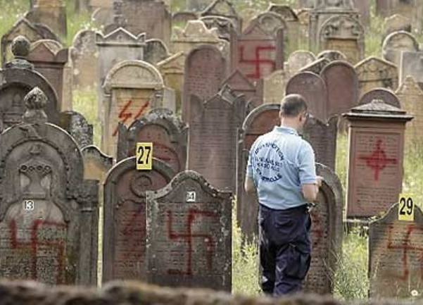 Svastike na nadgrobnim spomenicima