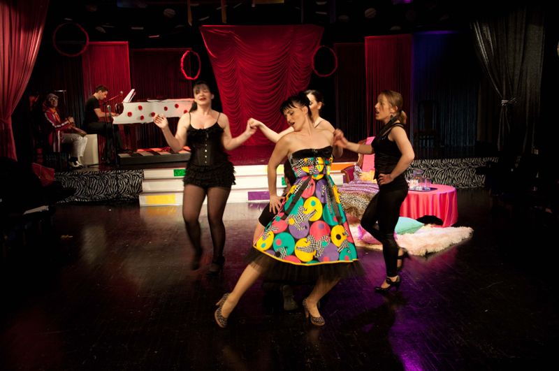 Pozori&scaron;na predstava 'Ja, mahalu&scaron;a', koju producira Filter, svoje će premijerno izvođenje imati 17. marta na sceni Kamernog teatra 55. Prva i druga repriza zakazane su za 18. i 19. marta.