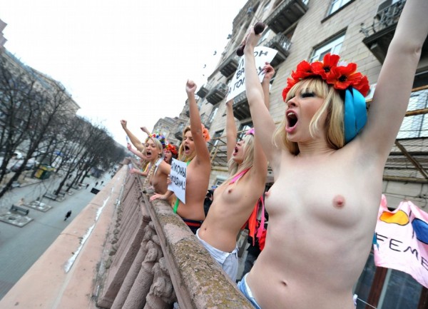 Ukrajinke toples u odbrani balkona