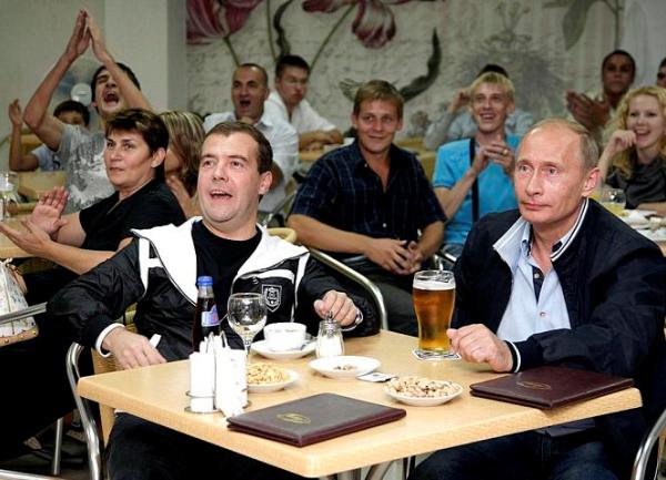 Vladimir Putin i Dmitrij Medvedev navijaju