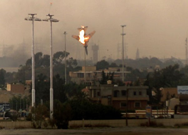 Libijski vojni zrakoplov pada nakon &scaron;to su ga pogodili pobunjenici