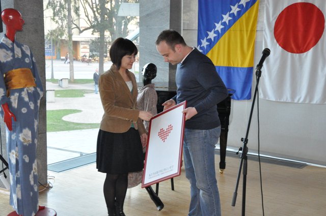 Ljubi&scaron;a Savanović uručuje poster solidarnosti Japanu
