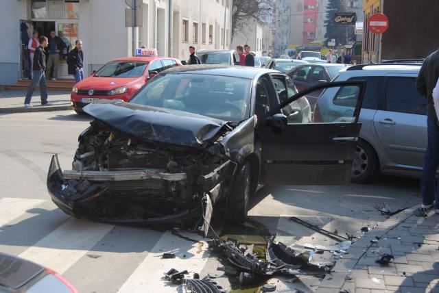 saobraćajna nesreća na uglu Vase Pelagića i Srpske/Foto:Frontal saobraćajna nesreća na uglu Vase Pelagića i Srpske/Foto:Frontal