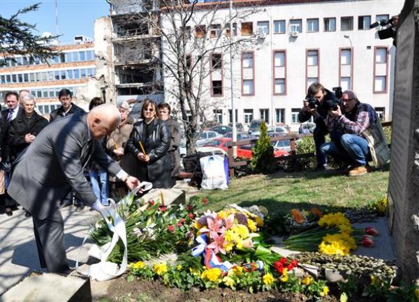 Aleksandar Tijanić polaže vijenac