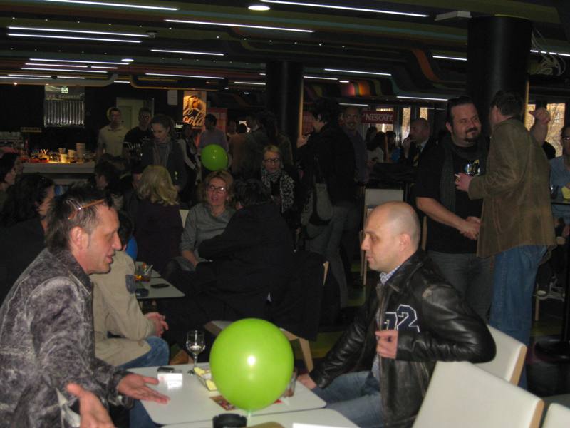 Projekat 'RSG1 i Cinema City Happy Hours'se svaki dan realizira od 17 do 19 sati, a slu&scaron;atelji i posjetioci Cafe Bara Cinema City imaju priliku da svaki dan osvajaju izuzetno vrijedne nagrade.