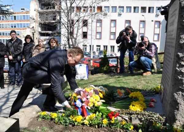 Dragan Đilas polaže vijenac