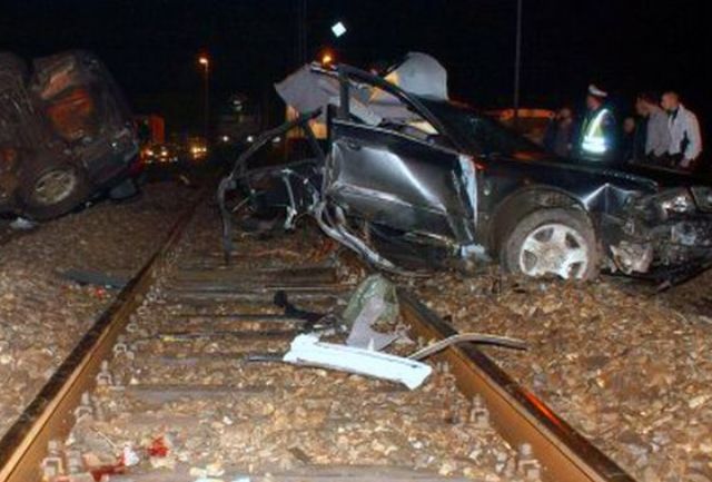 Voz udario u automobil