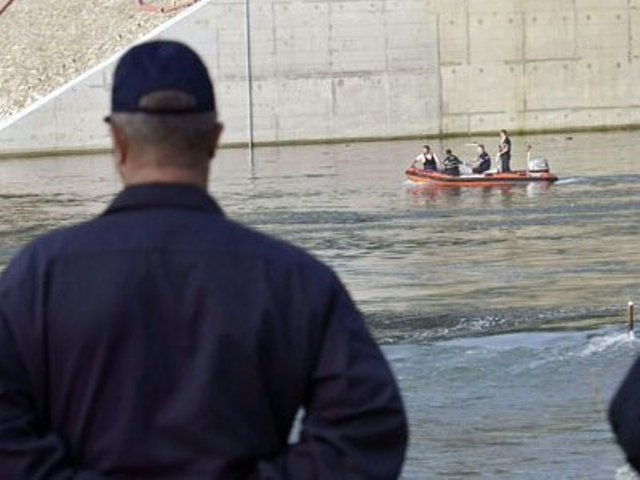 Policija izvlači tijelo iz rijeke, ilustracija