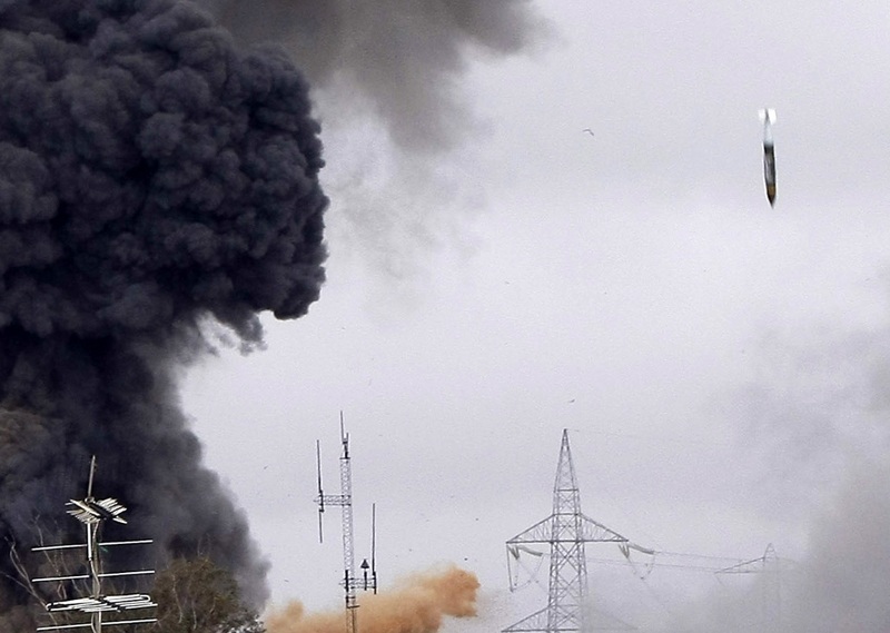 Saveznici su jučer i danas ponovo bombardirali vojne ciljeve u Libiji, a nekoliko njihovih granata palo je i u okolici Gadafijeve rezidencije u Tripoliju. Trenutak bombardiranja zabilježio je fotoreporter AFP-a.