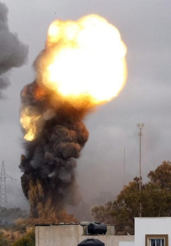 Saveznici su jučer i danas ponovo bombardirali vojne ciljeve u Libiji, a nekoliko njihovih granata palo je i u okolici Gadafijeve rezidencije u Tripoliju. Trenutak bombardiranja zabilježio je fotoreporter AFP-a. Saveznici su jučer i danas ponovo bombardirali vojne ciljeve u Libiji, a nekoliko njihovih granata palo je i u okolici Gadafijeve rezidencije u Tripoliju. Trenutak bombardiranja zabilježio je fotoreporter AFP-a.