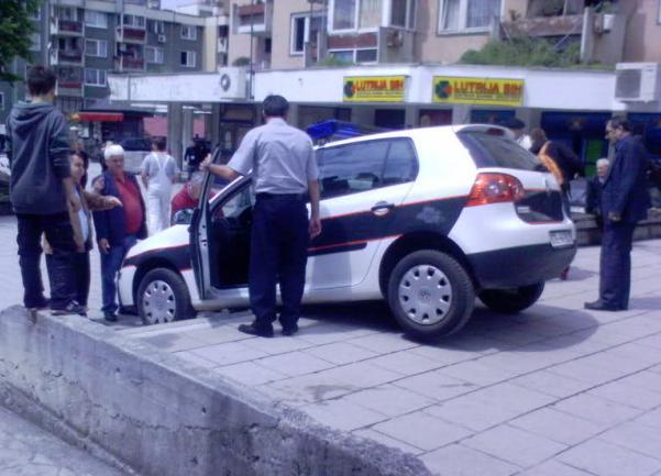 Policijsko auto parkirano na stepenicama