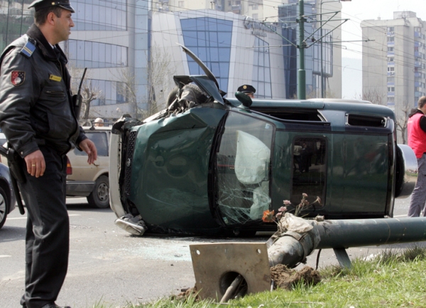 Prevrnuto vozilo kod RTV doma