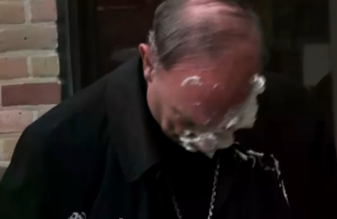 sve&scaron;tenika gađali pitama