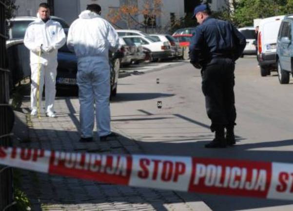 Ispred stana Dragana Bećirovića