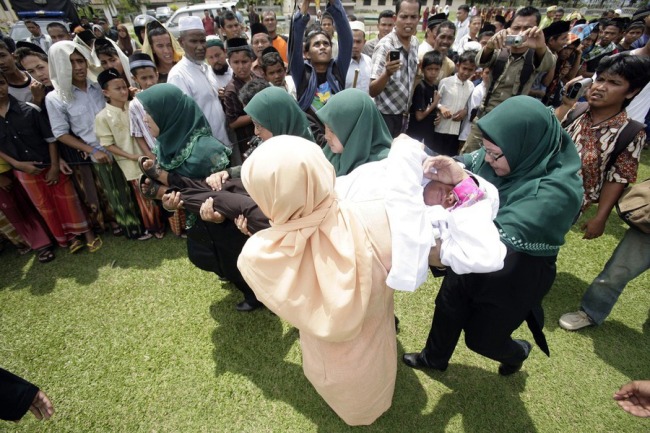 Bičevanje žene u Indoneziji