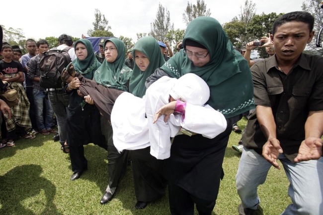 Bičevanje žene u Indoneziji