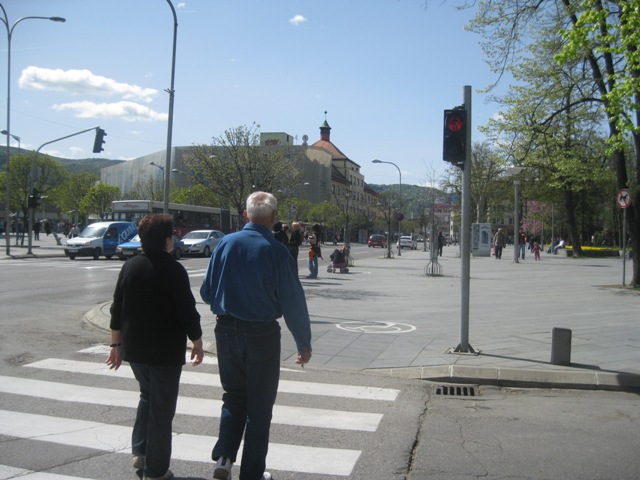 Pje&scaron;aci prelaze na crveno