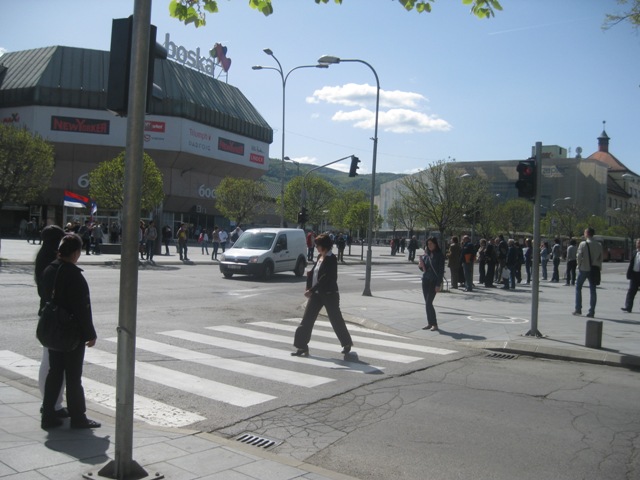 Pje&scaron;aci prelaze na crveno