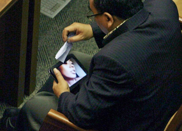 Arifinto gleda pornografiju tokom zasjedanja parlamenta