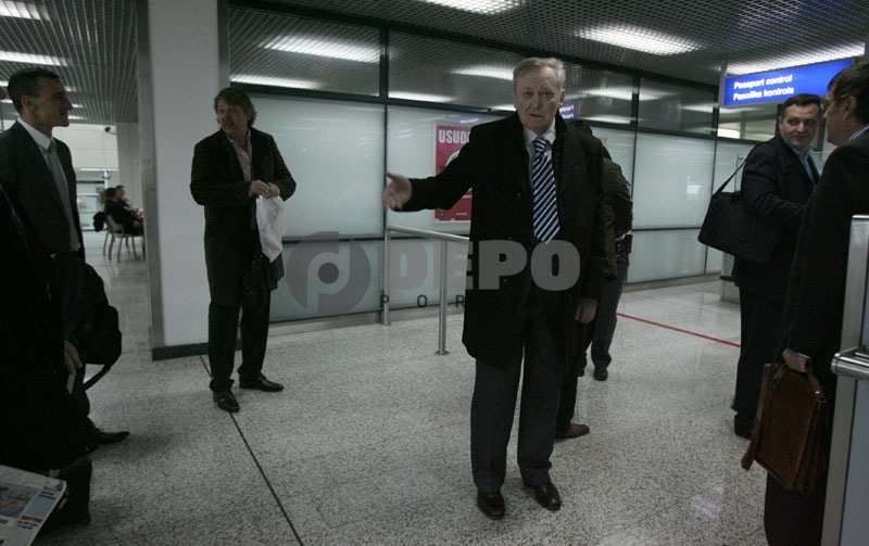 Ivica Osim i delegacija na sarajevskom aerodromu, Foto: DEPO