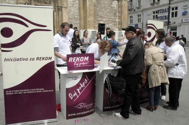 Brojni građani Sarajeva potpisali inicijativu za osnivanje REKOM-a/ Foto: DEPO