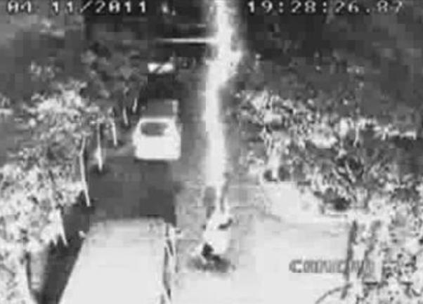 mu&scaron;karca dva puta u nekoliko sekundi udario grom