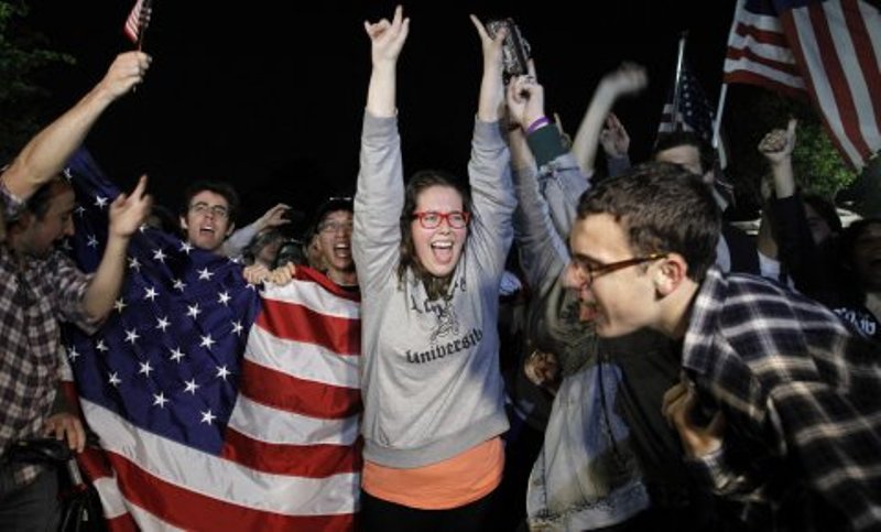 Gotovo u isto vrijeme od objave smrti Bin Ladena brojni su se Amerikanci počeli skupljati pred Bijelom kućom u Washingtonu vičući 'SAD, SAD' te slaveći