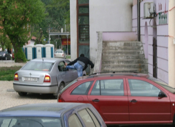 Obijanje automobila Ahmete Bajrića