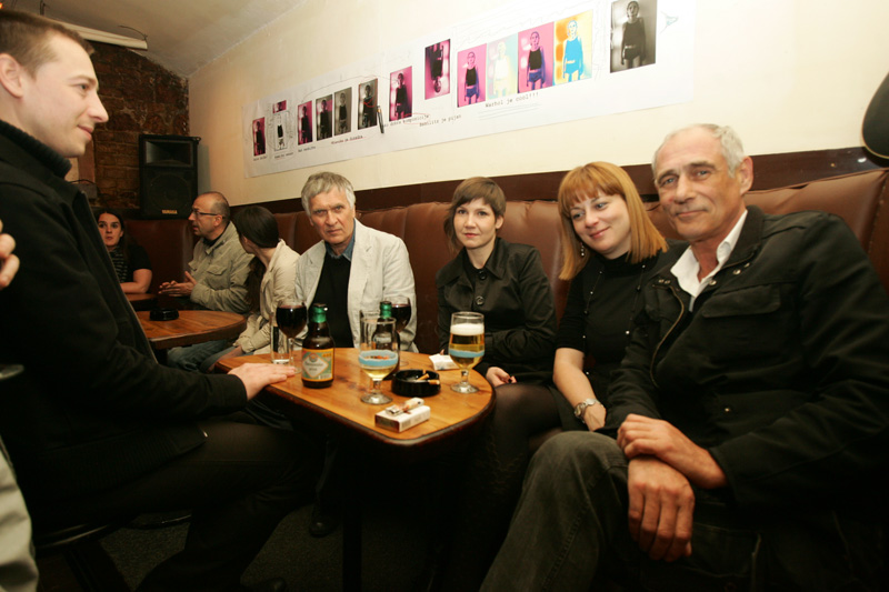 Suprotno uobičajenom afterparty konceptu, umjetnik se predtavio jo&scaron; jednom izložbom, ovoga puta u Klubu 'Underground'. Naziv postavke je 'Blog o izložbi', a namjera umjetnika je da preispita odnos između publike i autorskog rada/ Foto: DEPO PORTAL