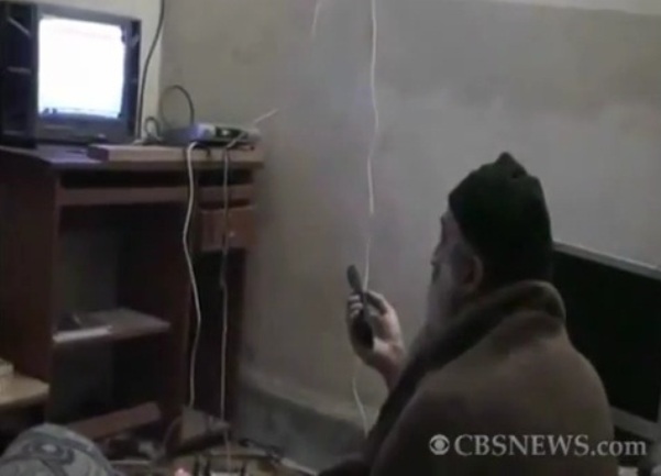 Bin Laden umotan u dekicu gleda sebe na TV-u
