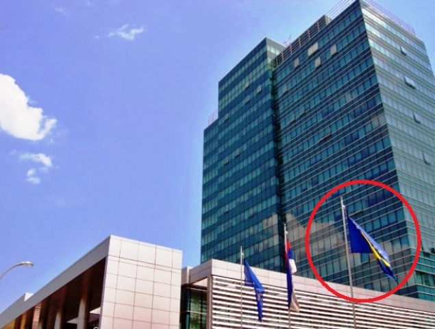 Skinuta zastava BiH ispred zgrade Vlade RS