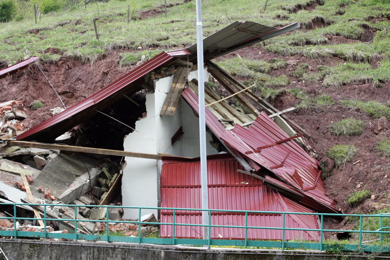 Srušena brana u Trnovu Srušena brana u Trnovu
