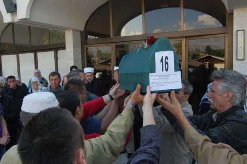 Preživjeli Bratunčani, simbolično su jučer sa Ljubovijskog mosta u Drinu, najveću masovnu grobnicu u Podrinju i BiH, bacili 603 crvene ruže za isto toliko šehida sa područja Bratunca iz 1992. godine Preživjeli Bratunčani, simbolično su jučer sa Ljubovijskog mosta u Drinu, najveću masovnu grobnicu u Podrinju i BiH, bacili 603 crvene ruže za isto toliko šehida sa područja Bratunca iz 1992. godine